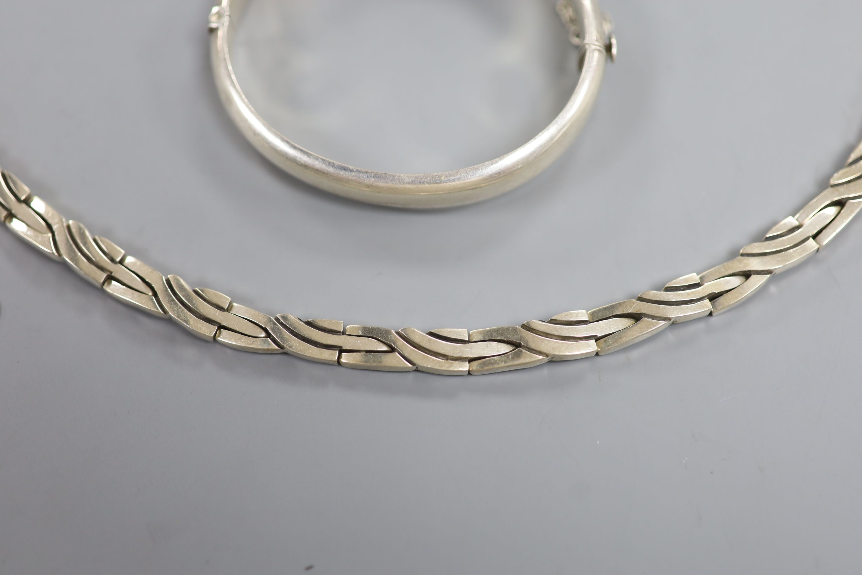 A modern silver necklace and other modern jewellery.